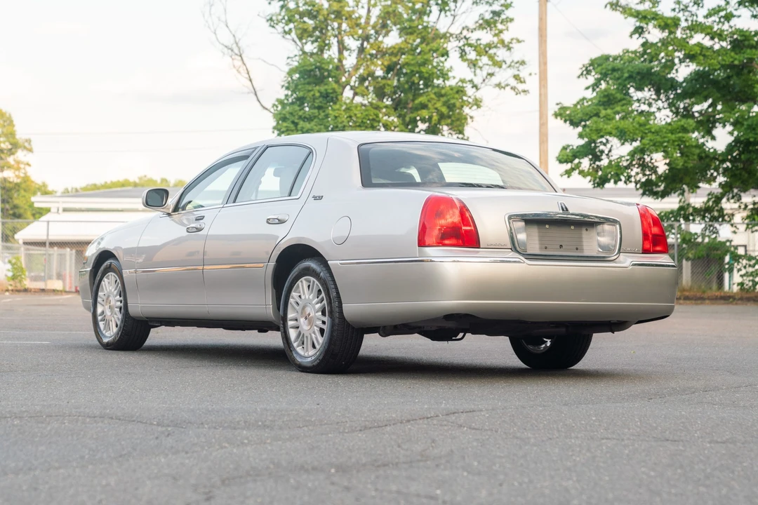 2011 Lincoln Town Car - Image 8 of 31