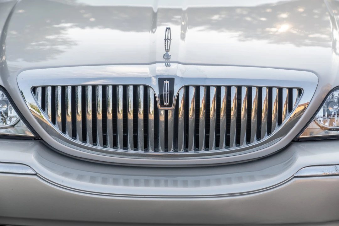 2011 Lincoln Town Car - Image 12 of 31