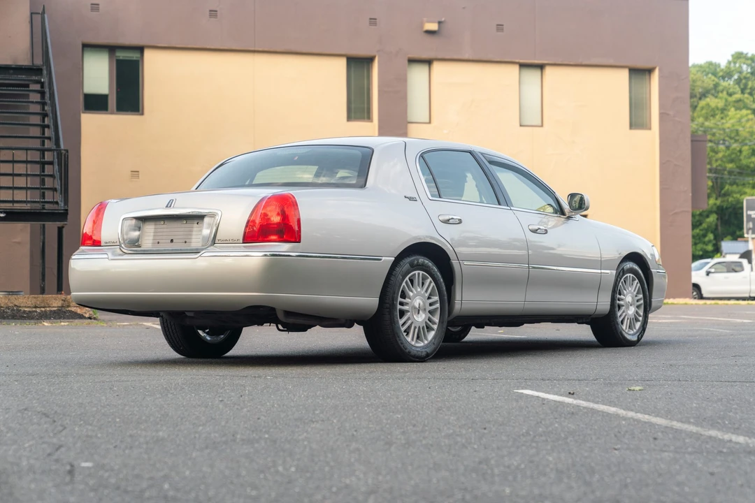 2011 Lincoln Town Car - Image 6 of 31
