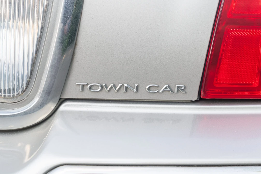 2011 Lincoln Town Car - Image 28 of 31