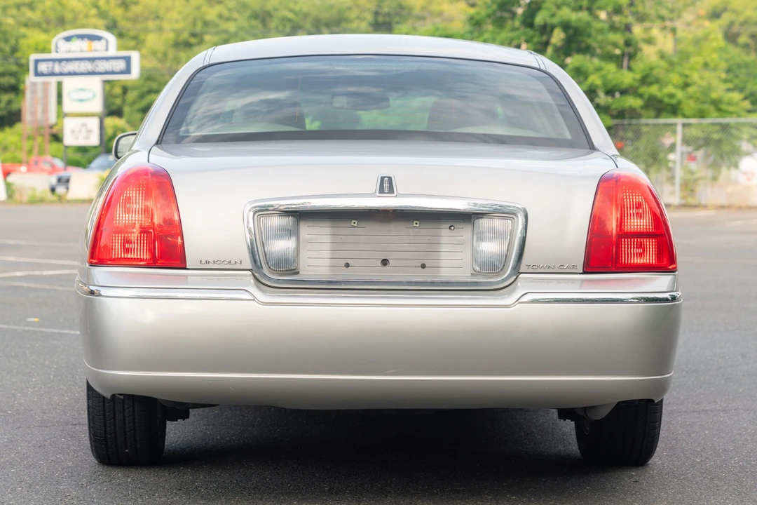 2011 Lincoln Town Car - Image 7 of 31