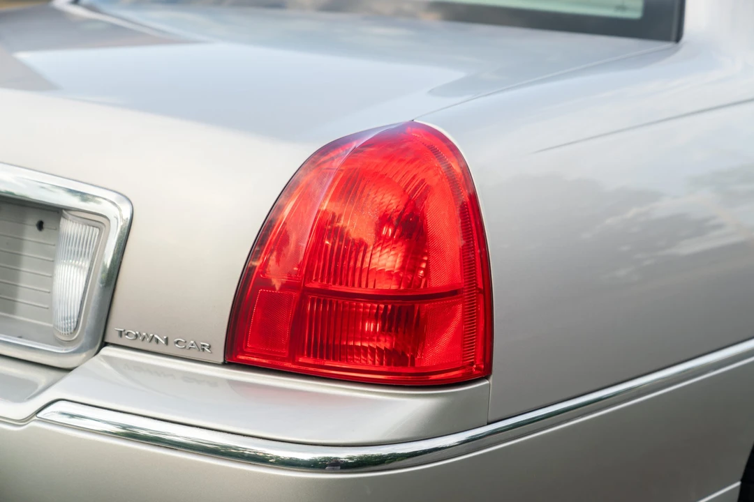 2011 Lincoln Town Car - Image 29 of 31