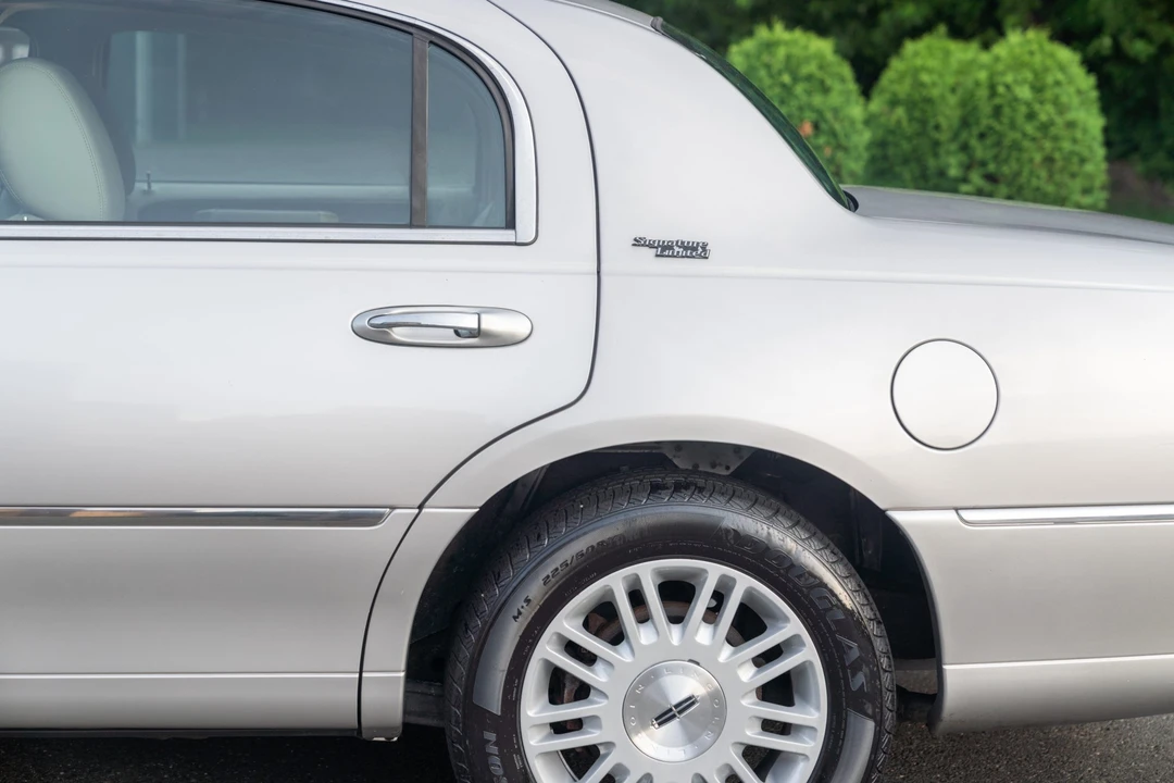 2011 Lincoln Town Car - Image 22 of 31