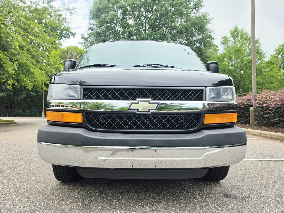 2012 Chevrolet Express - Image 10 of 31