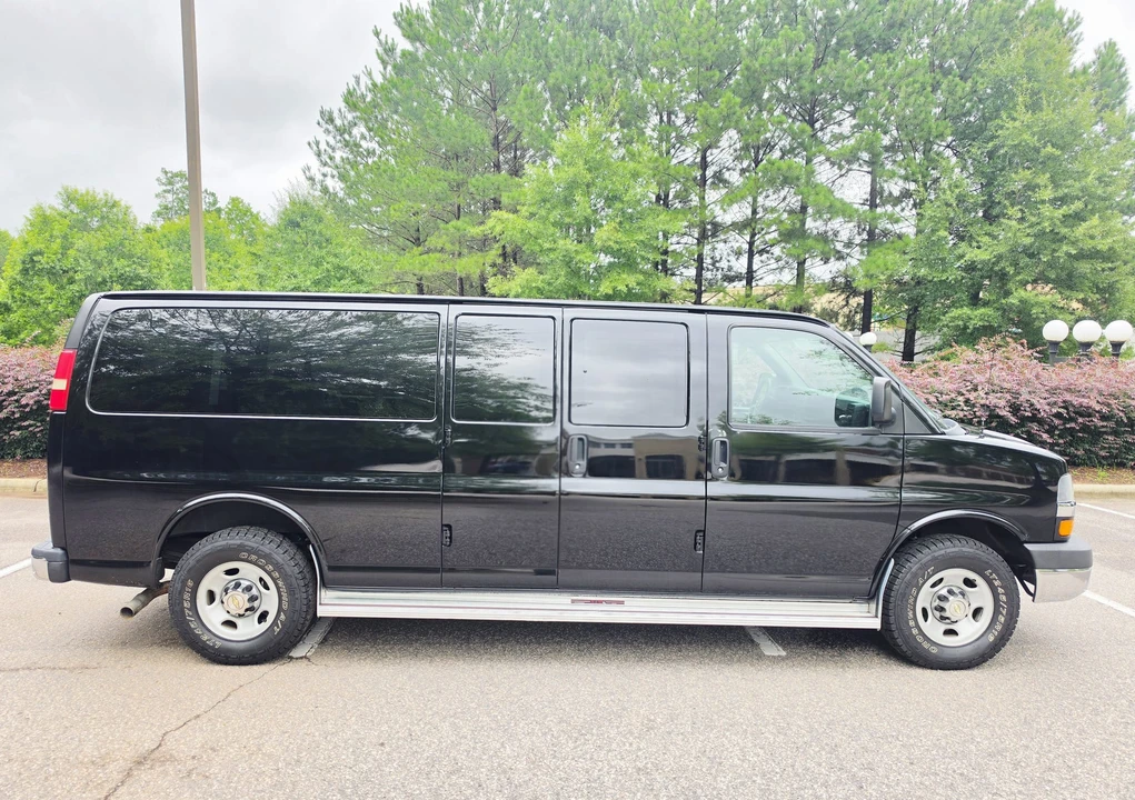 2012 Chevrolet Express - Image 18 of 31