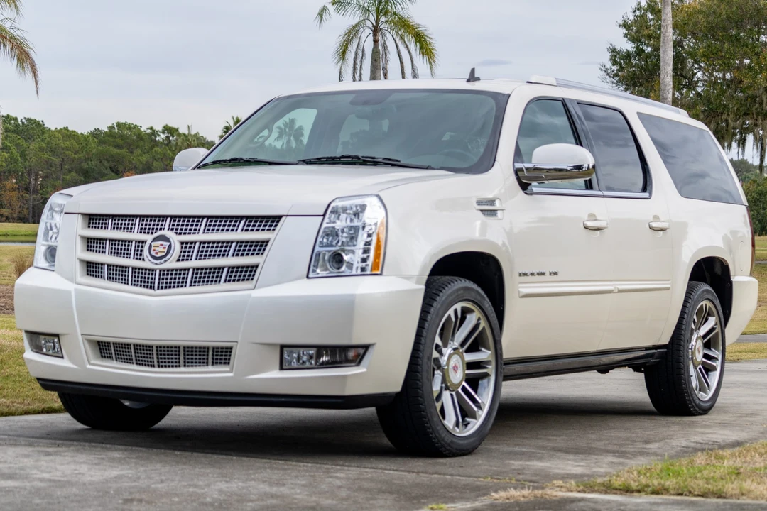 2013 Cadillac Escalade & EXT 3rd Gen - Image 2 of 31