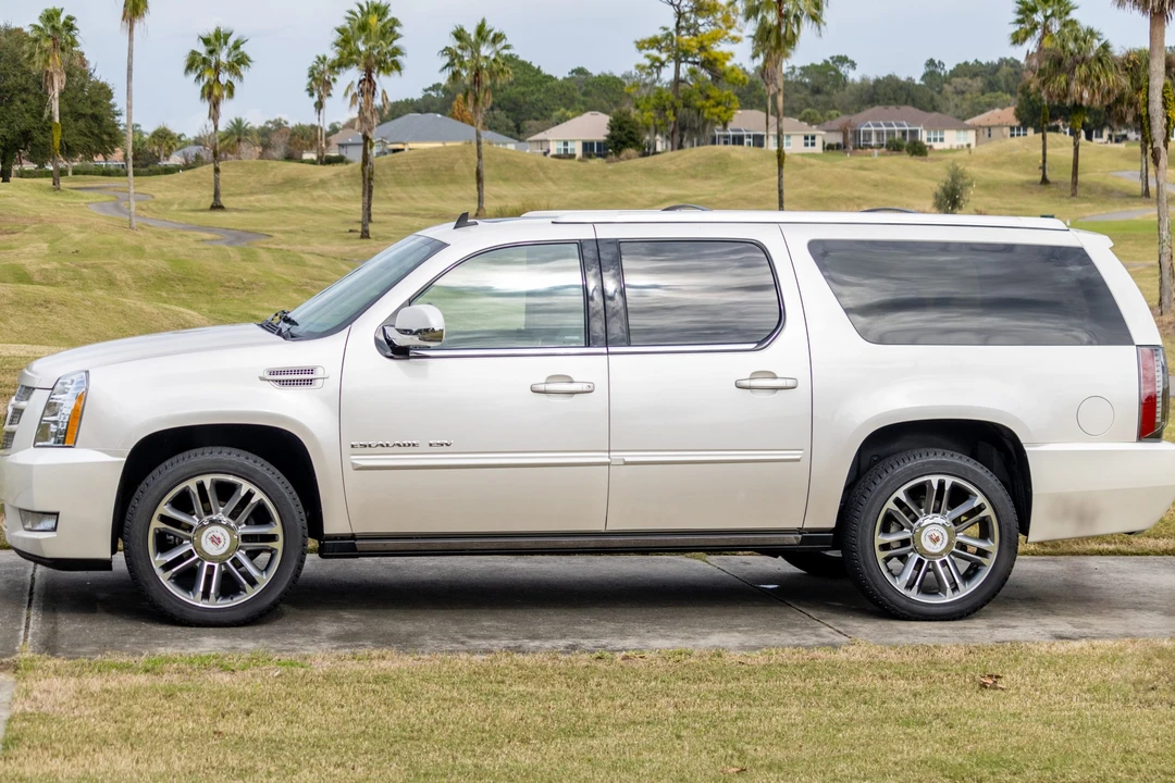 2013 Cadillac Escalade & EXT 3rd Gen - Image 3 of 31