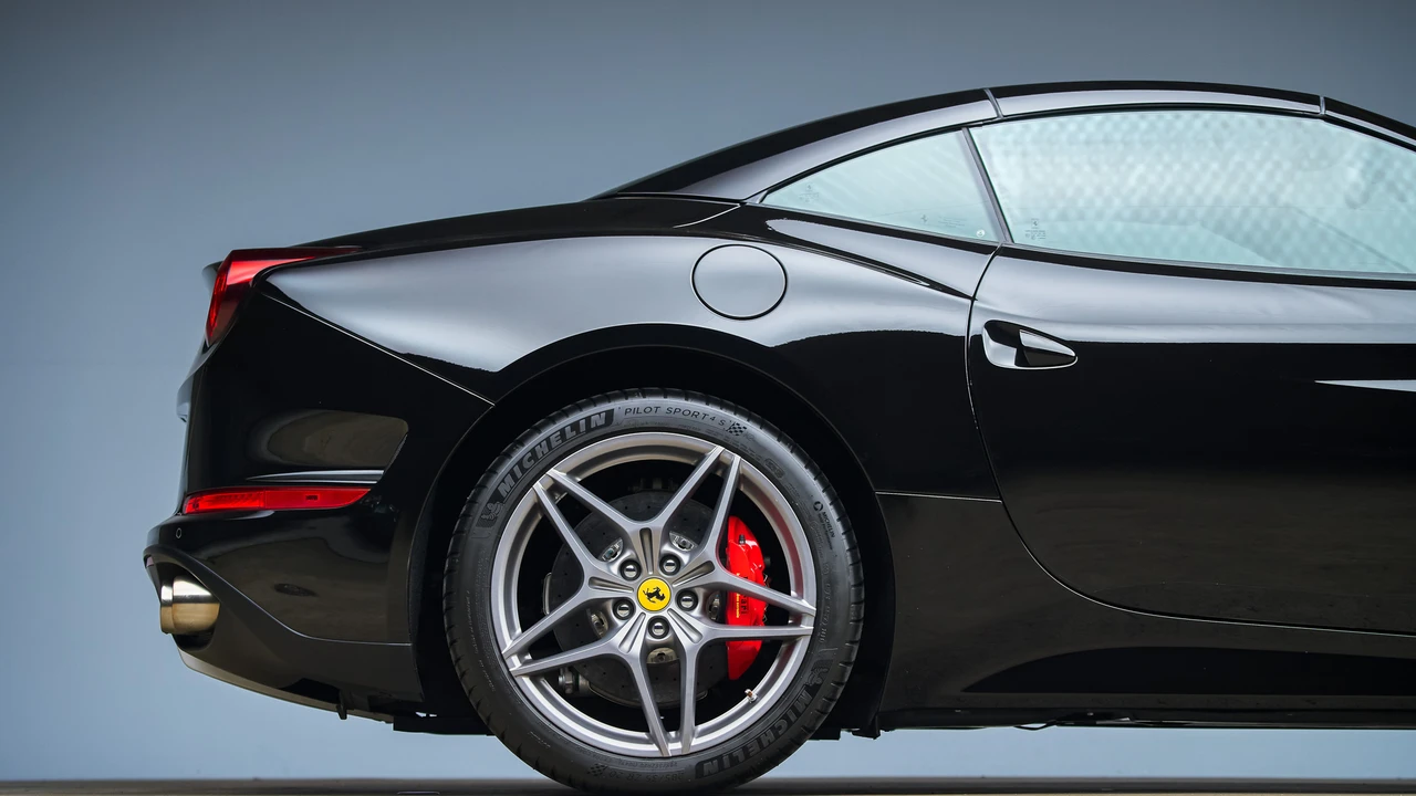 2015 Ferrari California T - Image 30 of 31