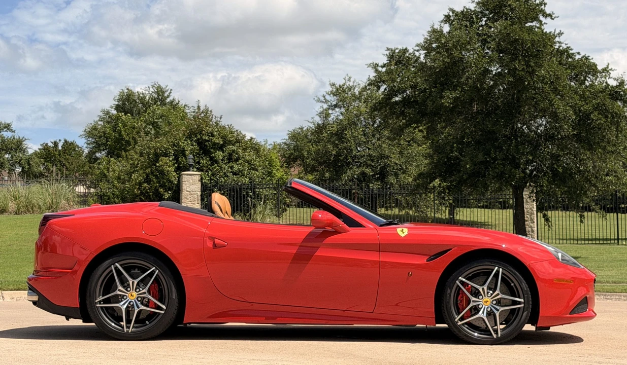2017 Ferrari California T - Image 16 of 31