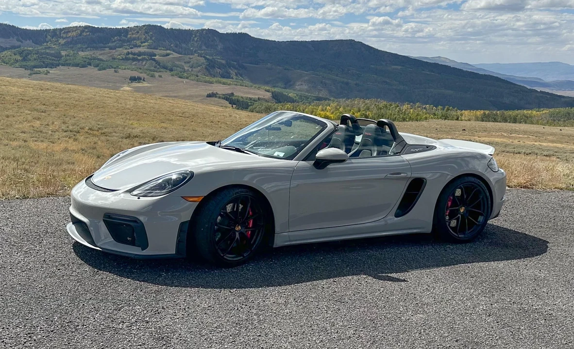 2022 Porsche - Image 2 of 31