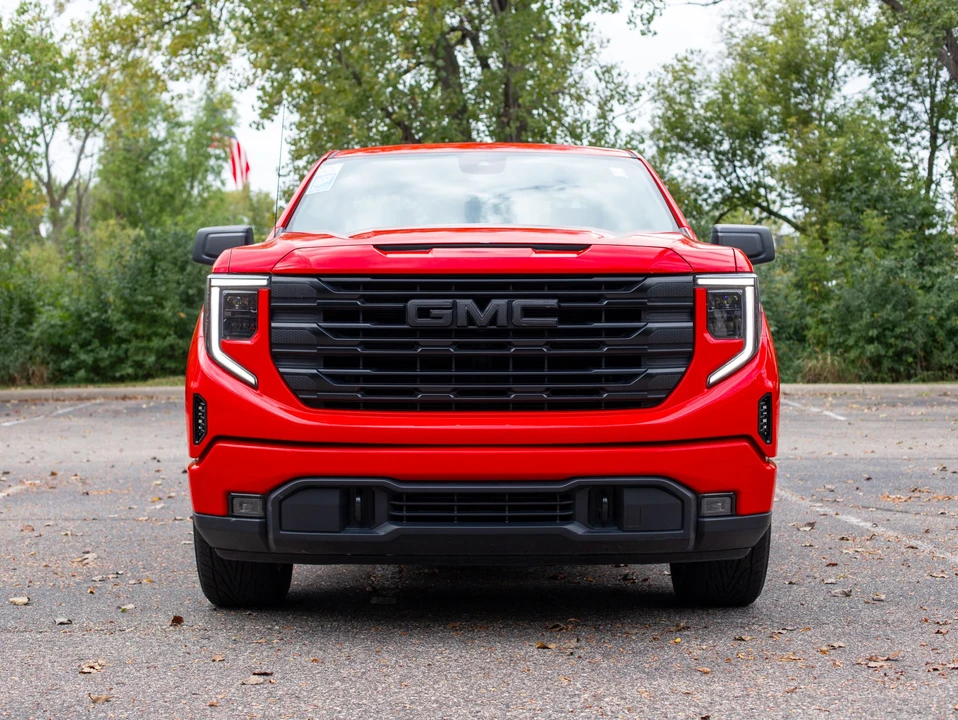 2023 GMC Sierra 5th Gen - Image 2 of 31