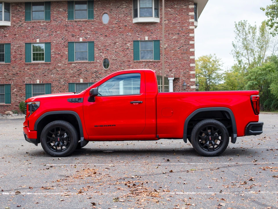 2023 GMC Sierra 5th Gen - Image 10 of 31