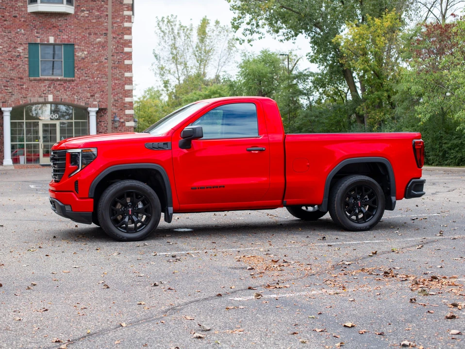 2023 GMC Sierra 5th Gen - Image 9 of 31