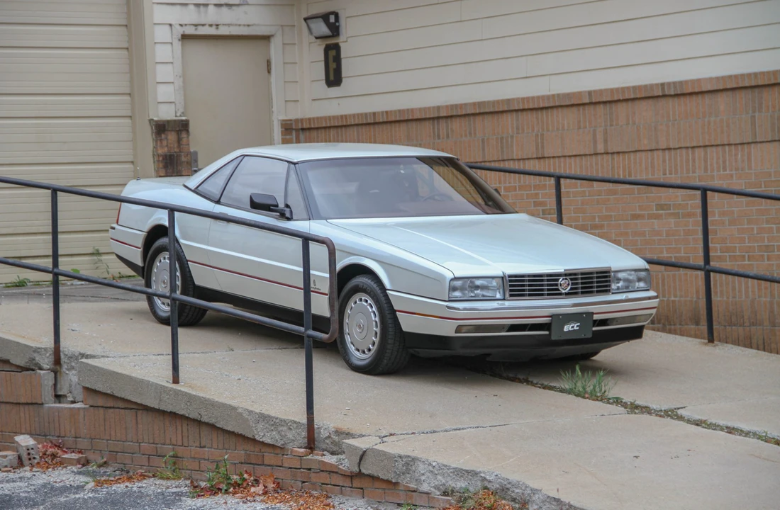 1988 Cadillac Allante - Image 4 of 31