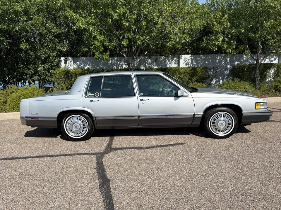 1992 Cadillac DeVille 7th Gen - Image 9 of 31