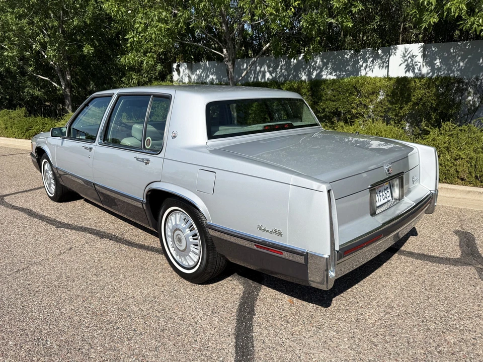 1992 Cadillac DeVille 7th Gen - Image 18 of 31