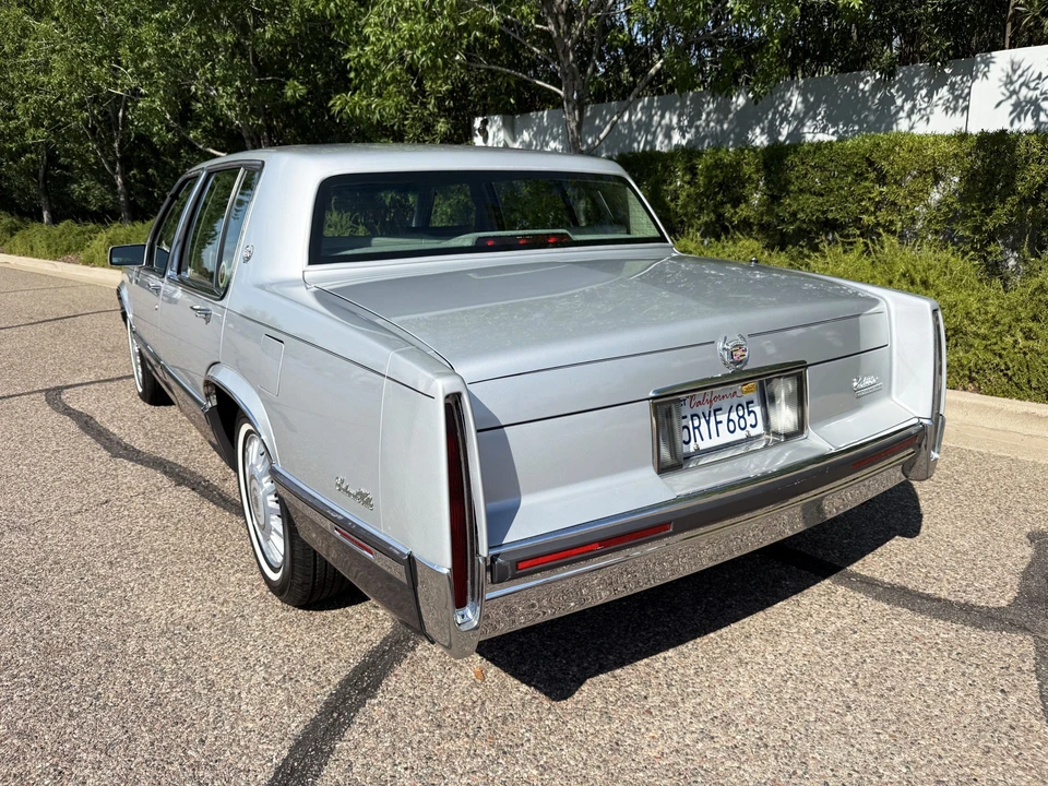 1992 Cadillac DeVille 7th Gen - Image 15 of 31