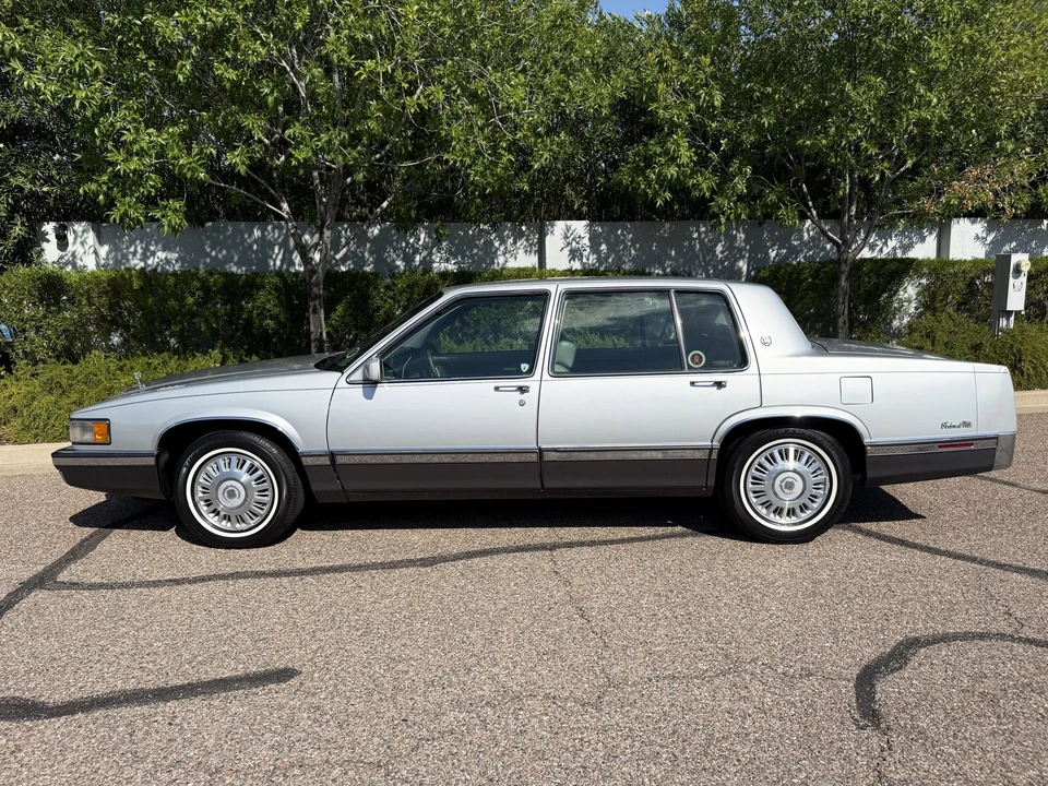 1992 Cadillac DeVille 7th Gen - Image 20 of 31
