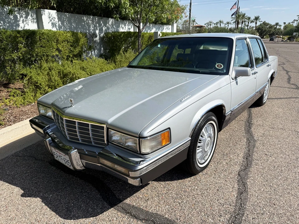 1992 Cadillac DeVille 7th Gen - Image 22 of 31