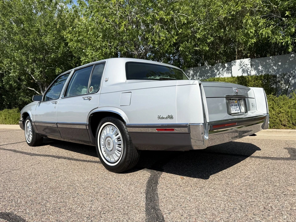 1992 Cadillac DeVille 7th Gen - Image 19 of 31