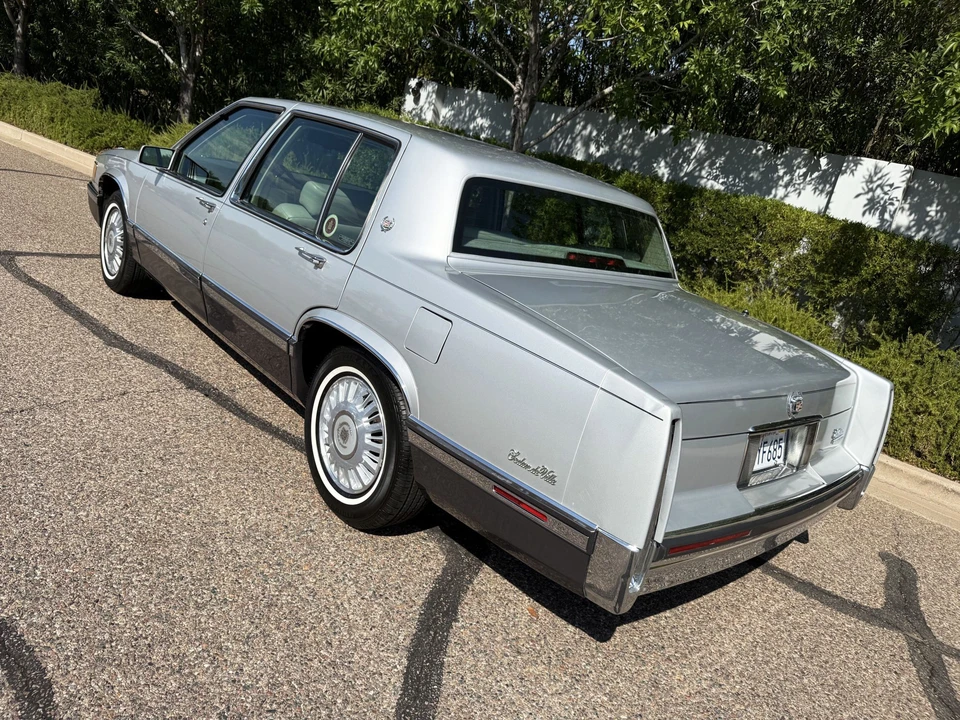 1992 Cadillac DeVille 7th Gen - Image 16 of 31