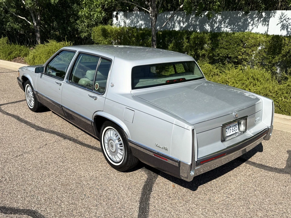 1992 Cadillac DeVille 7th Gen - Image 17 of 31