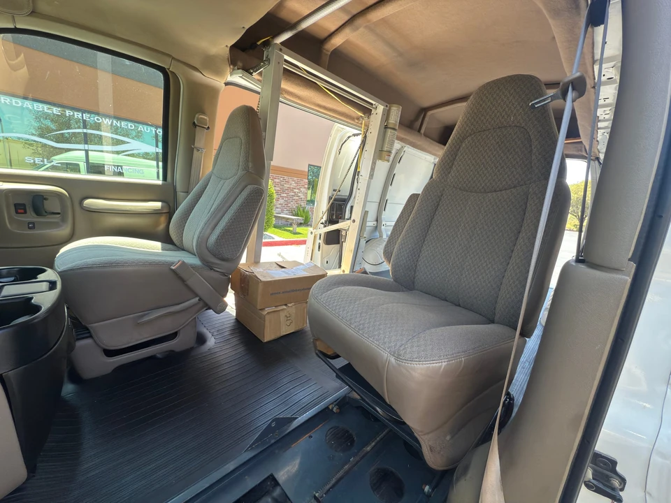 2001 Chevrolet Express - Image 29 of 31