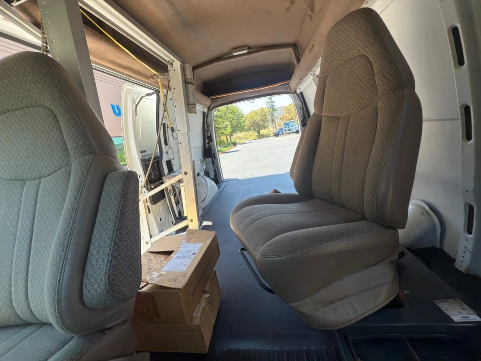 2001 Chevrolet Express - Image 31 of 31