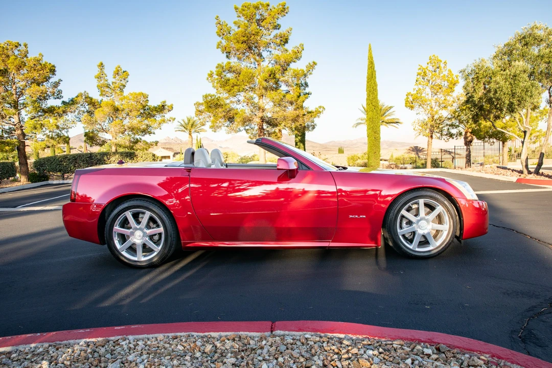 2005 Cadillac XLR - Image 7 of 31