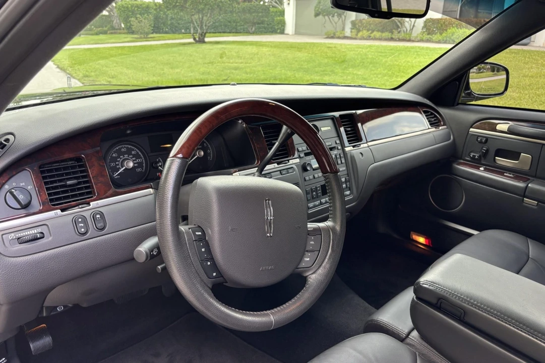 2007 Lincoln Town Car - Image 5 of 8
