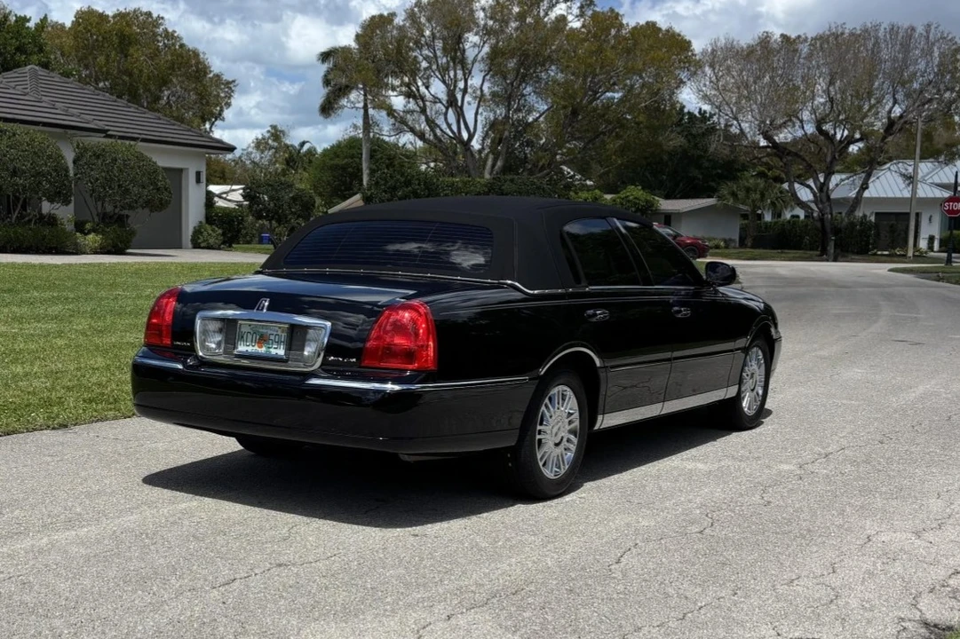2007 Lincoln Town Car - Image 2 of 8