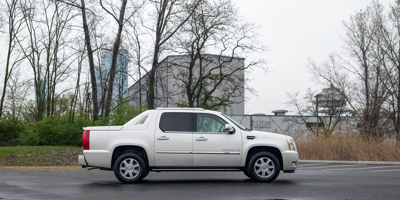 2011 Cadillac Escalade & EXT 3rd Gen - Image 17 of 31