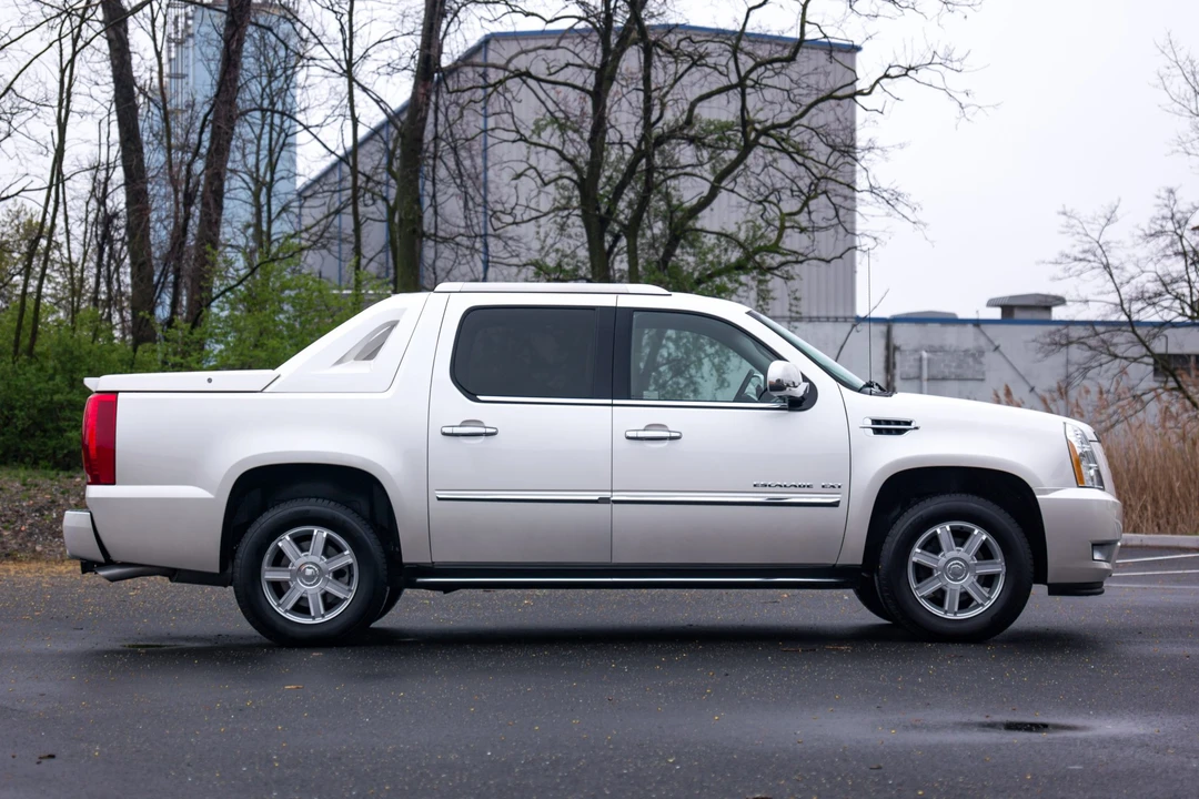 2011 Cadillac Escalade & EXT 3rd Gen - Image 18 of 31