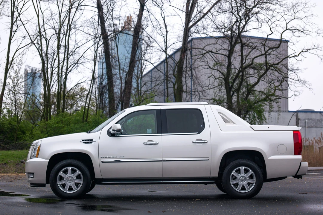 2011 Cadillac Escalade & EXT 3rd Gen - Image 6 of 31