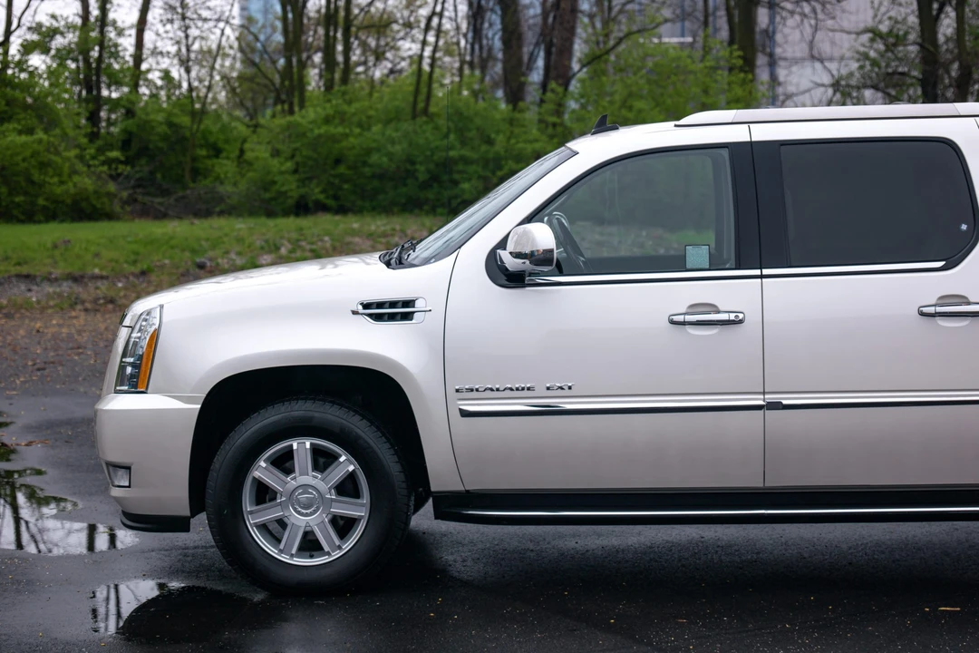 2011 Cadillac Escalade & EXT 3rd Gen - Image 26 of 31