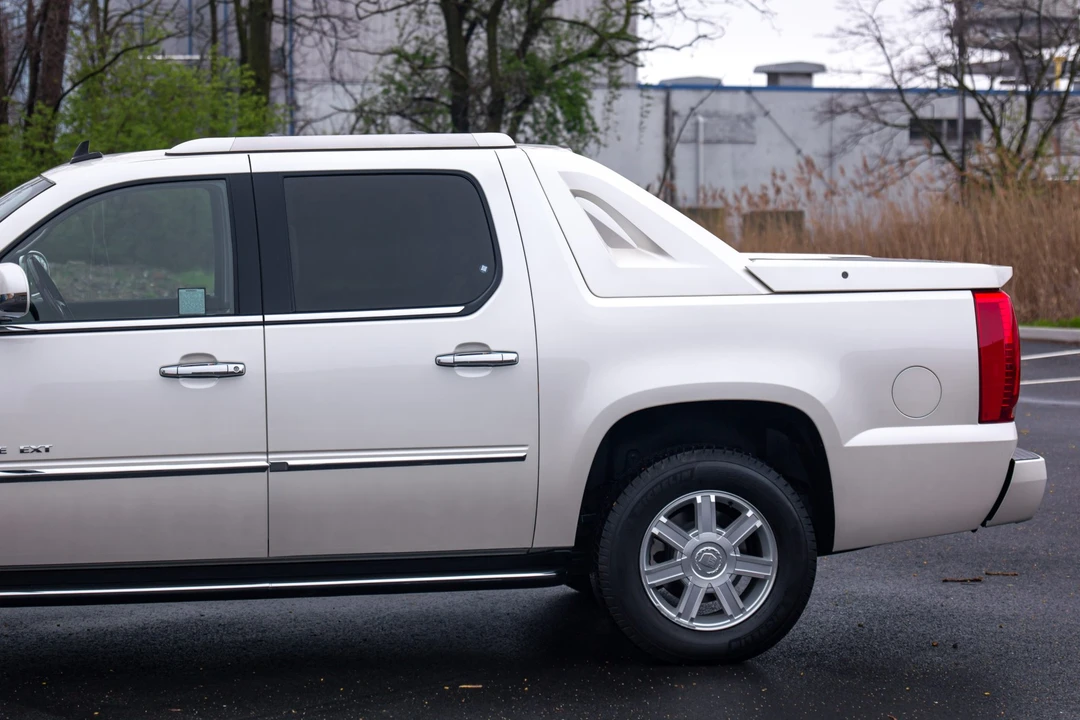 2011 Cadillac Escalade & EXT 3rd Gen - Image 28 of 31
