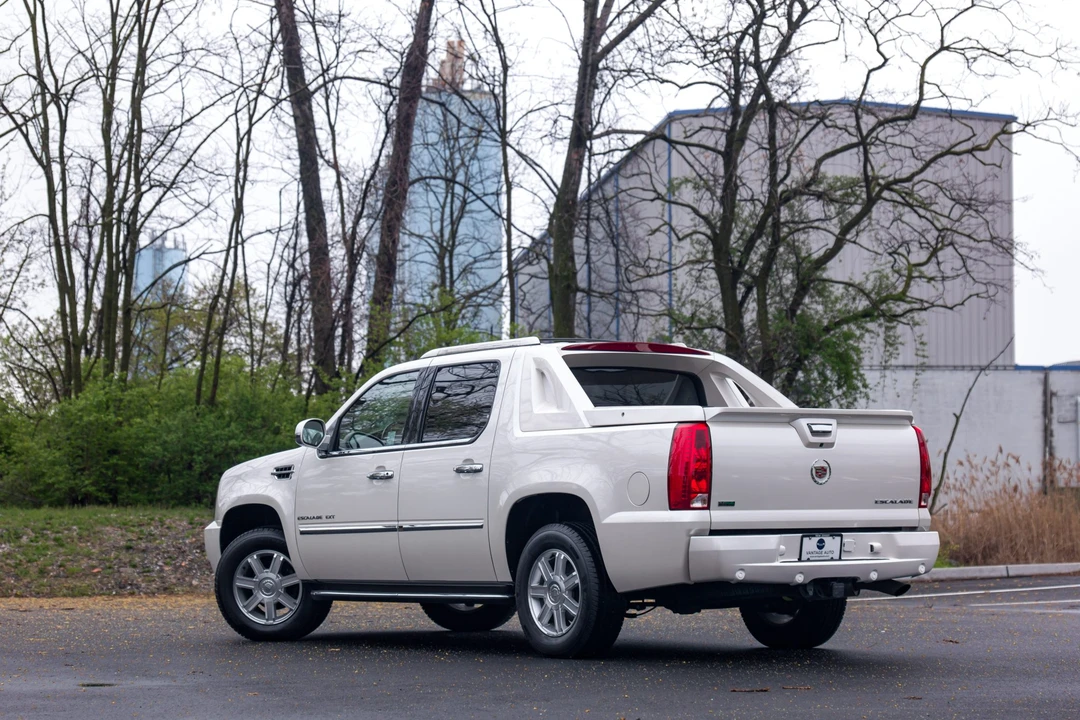 2011 Cadillac Escalade & EXT 3rd Gen - Image 8 of 31