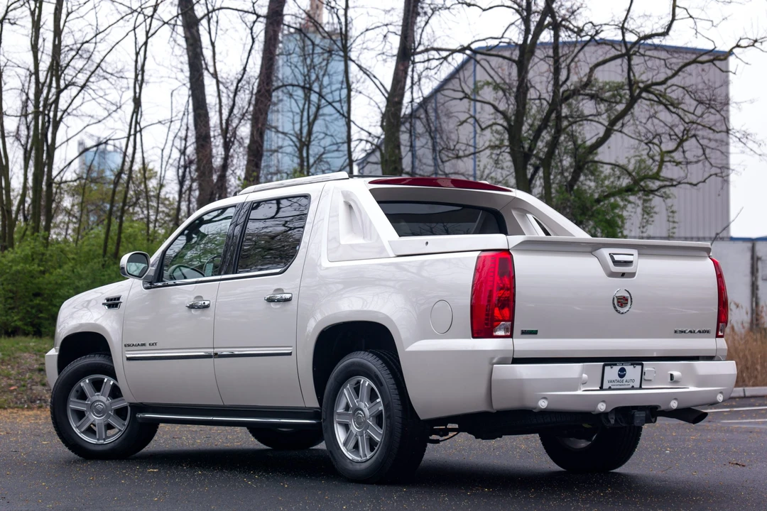 2011 Cadillac Escalade & EXT 3rd Gen - Image 7 of 31