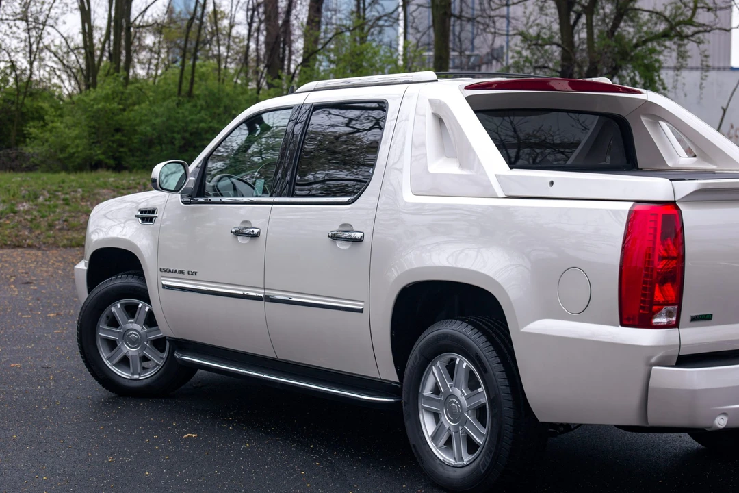 2011 Cadillac Escalade & EXT 3rd Gen - Image 29 of 31