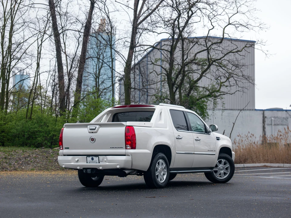 2011 Cadillac Escalade & EXT 3rd Gen - Image 16 of 31