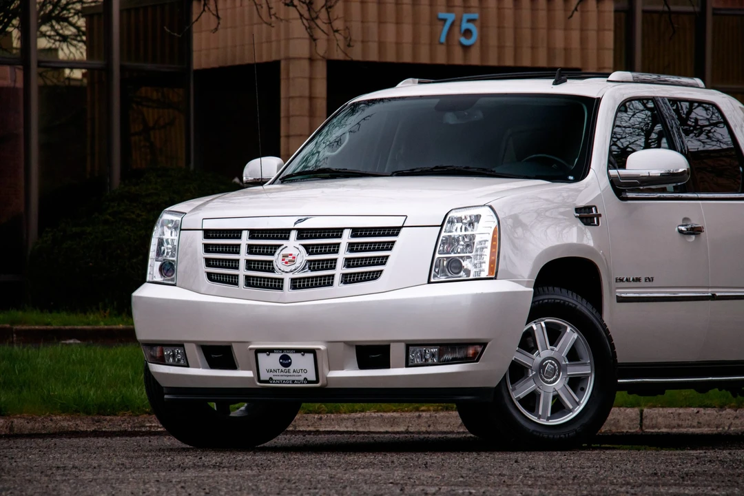 2011 Cadillac Escalade & EXT 3rd Gen - Image 24 of 31