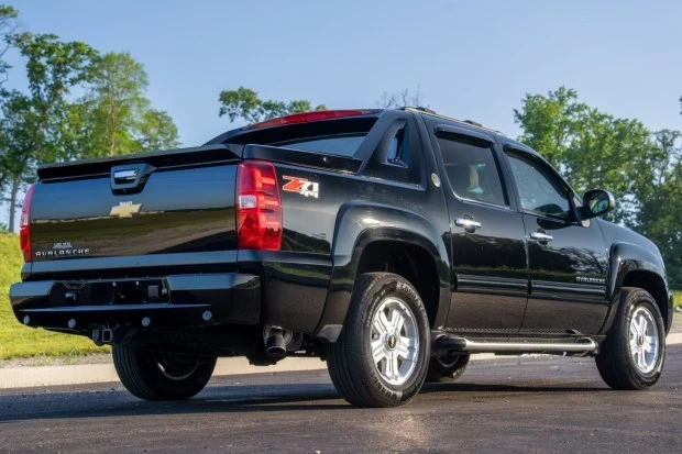 2013 Chevrolet Avalanche - Image 2 of 7