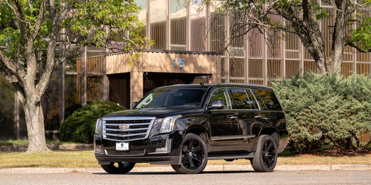 2015 Cadillac Escalade 4th Gen - Image 2 of 31