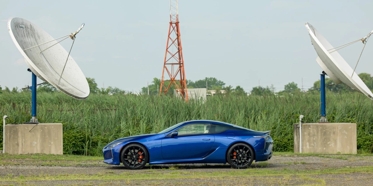 2018 Lexus LC - Image 11 of 31