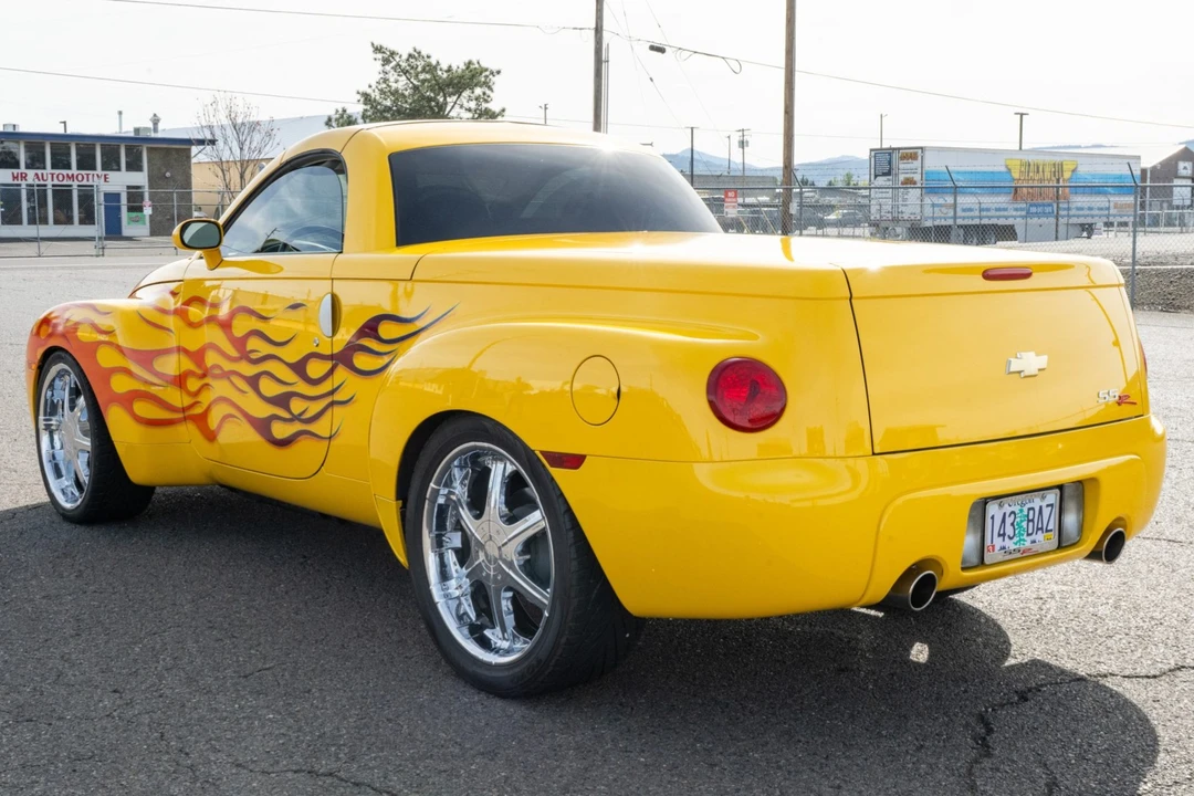 2004 Chevrolet SSR - Image 2 of 8