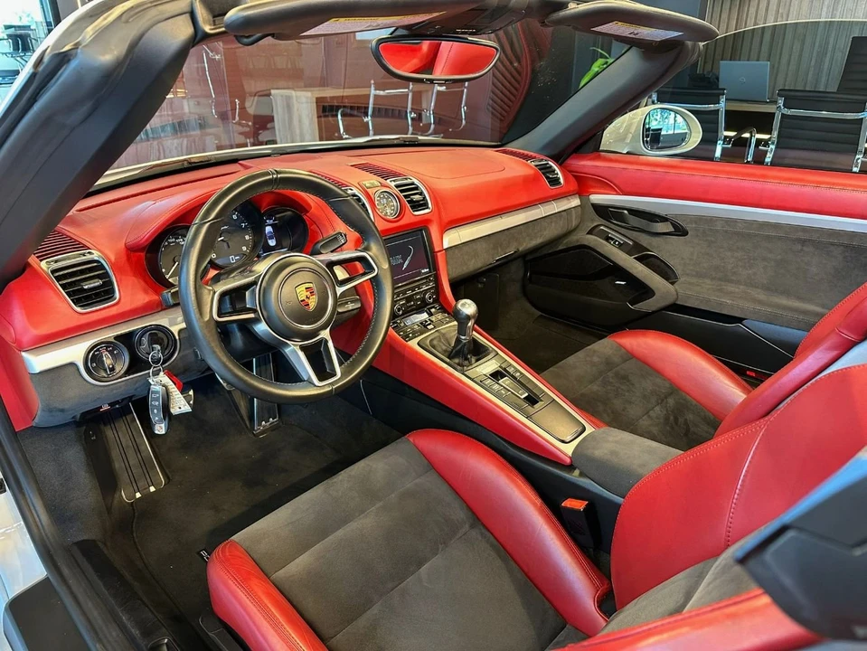 2016 Porsche 981 Boxster Spyder - Image 2 of 3
