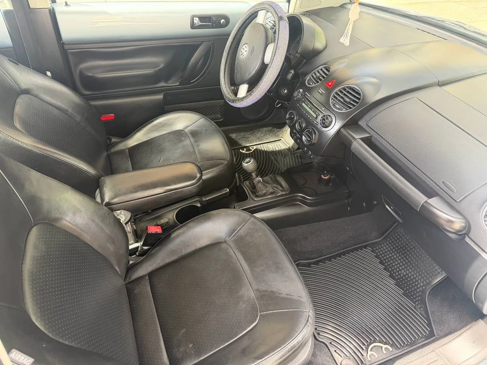 2010 Volkswagen New Beetle - Image 7 of 8