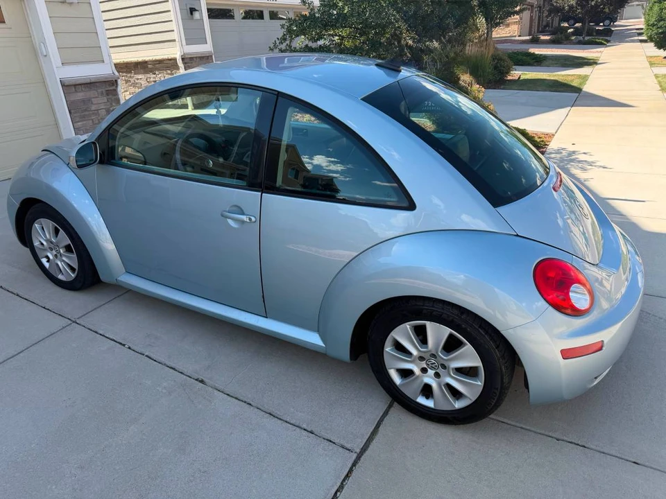 2010 Volkswagen New Beetle - Image 3 of 8