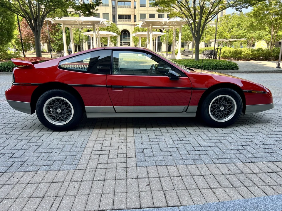 1986 Pontiac Fiero GT - Image 21 of 31