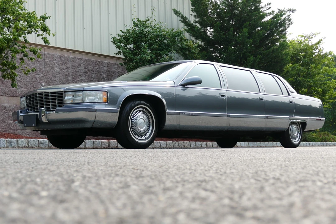 1996 Cadillac Fleetwood - Image 2 of 31